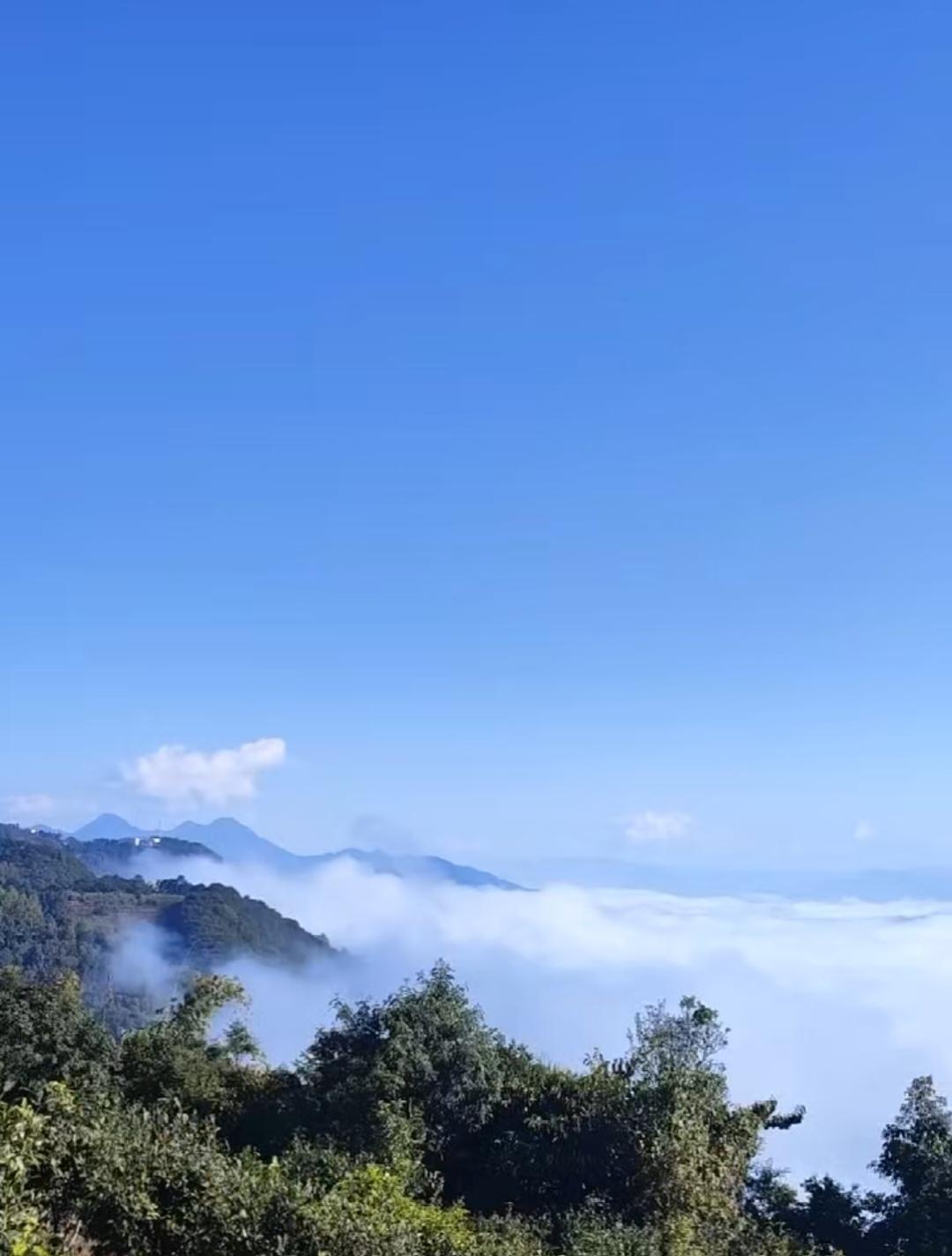 云海翻腾，山峦叠翠，人间仙境，美不胜收！邦东云海