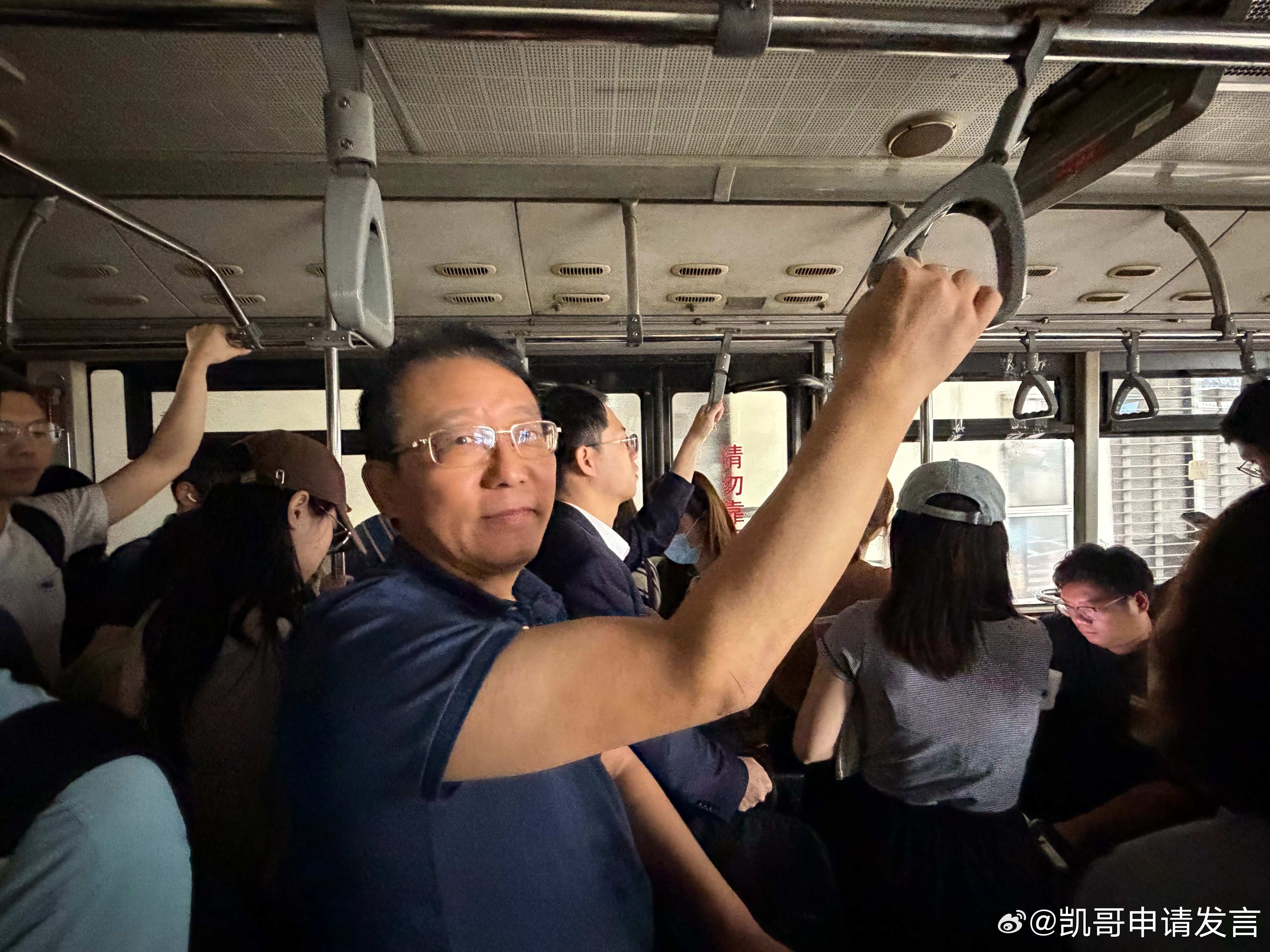 刚才在摆渡车上偶遇了广汽集团冯兴亚董事长，轻车简从，自己拉着行李箱。没想到千亿规
