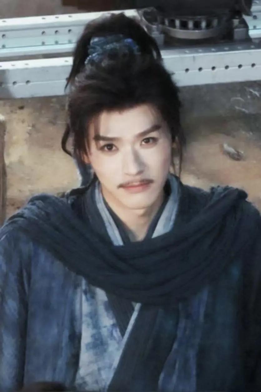 龚俊这陆小凤的扮相，小胡子莫名有点喜感！虽然说四条眉毛是陆小凤标配，不知道为