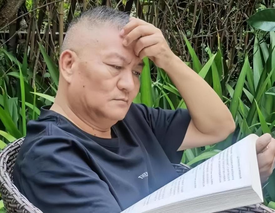 🌛真恶心！男子58岁将参加第29次高考，背后产业被扒，占用资源30年！6