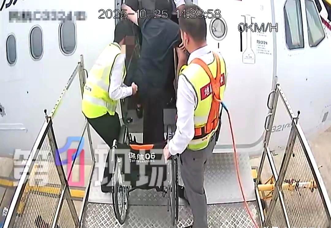 深圳《第一现场》还原了郑智化的登机视频。当时现场有两名工作人员，在努力帮郑智化