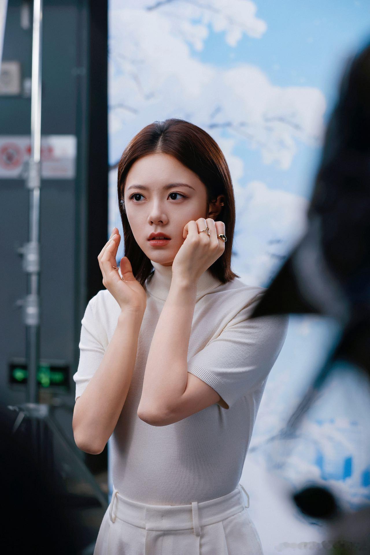 赵今麦职场女精英造型赵今麦怼脸拍吾家有女初长成说的就是赵今麦吧！怼脸拍生图能打