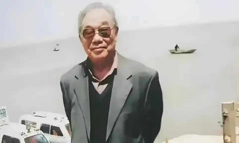 张秋桥的名字和他哥哥的名字只差一个字，他的命运轨迹也和哥哥紧密相关，但和曾名噪一