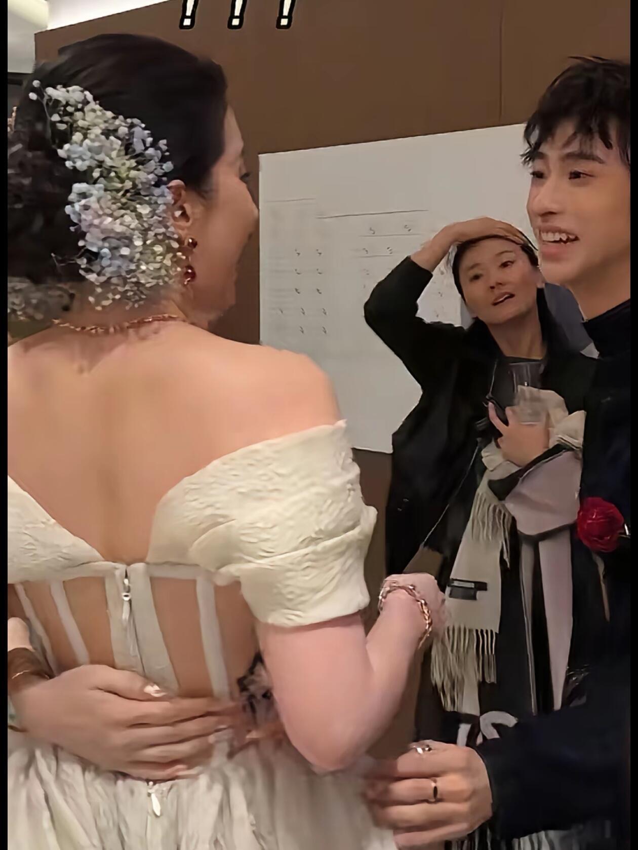 刘亦菲和伊能静亨利拥抱,你觉得她的背美吗?