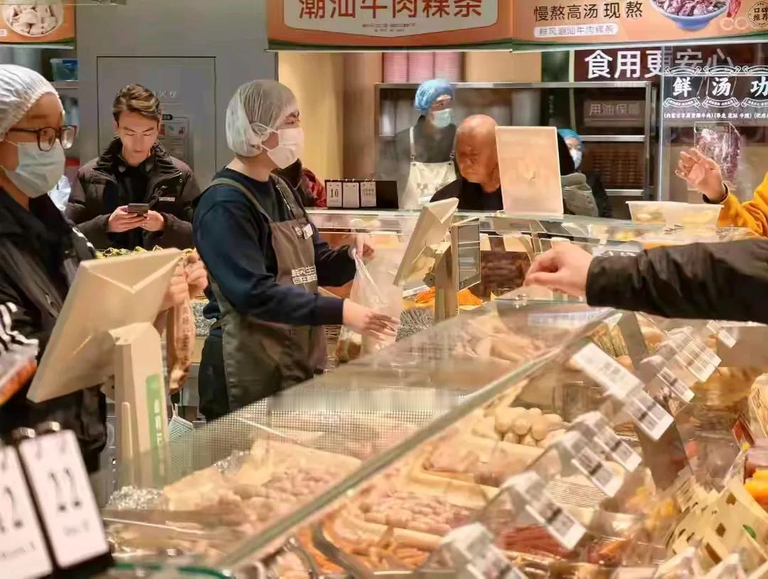 一个月，郑州三家超市齐刷刷开业。建设路麦德龙，5700平方米，仓储式货架往那