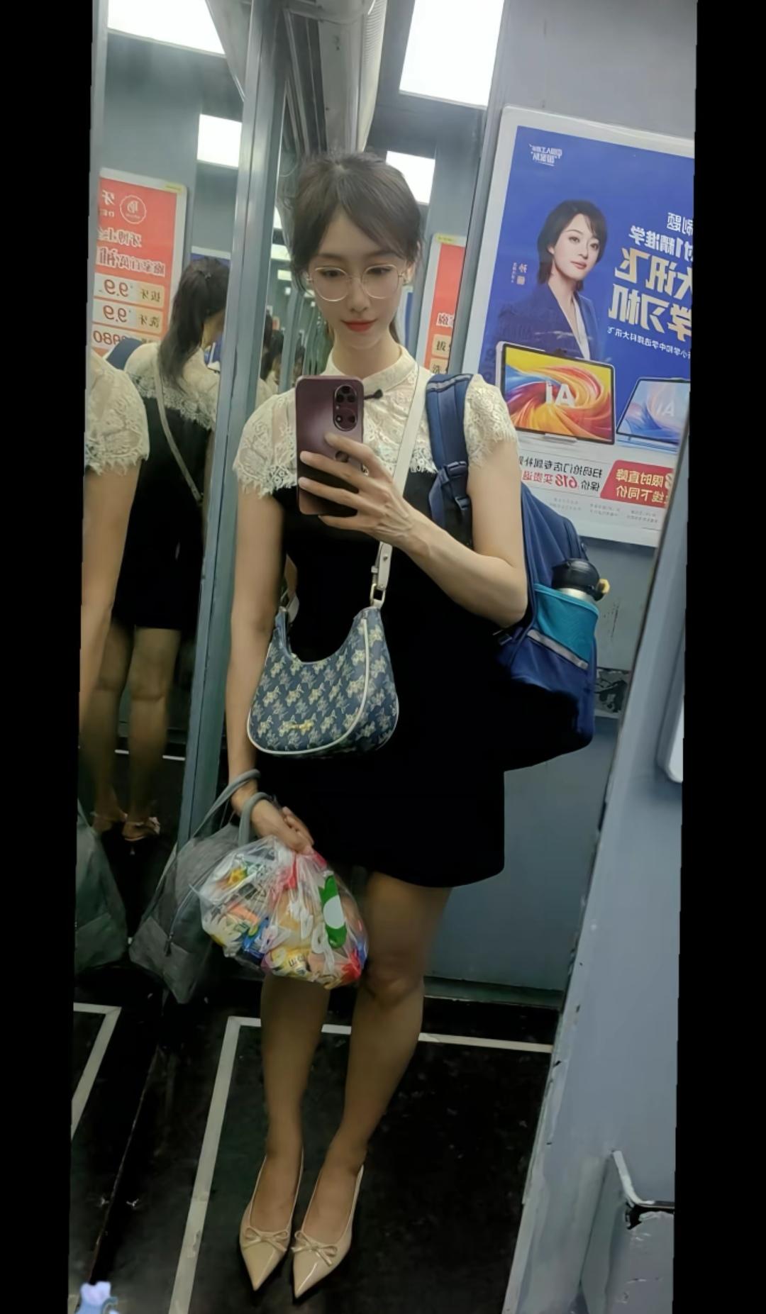 替弟弟背包拿零食