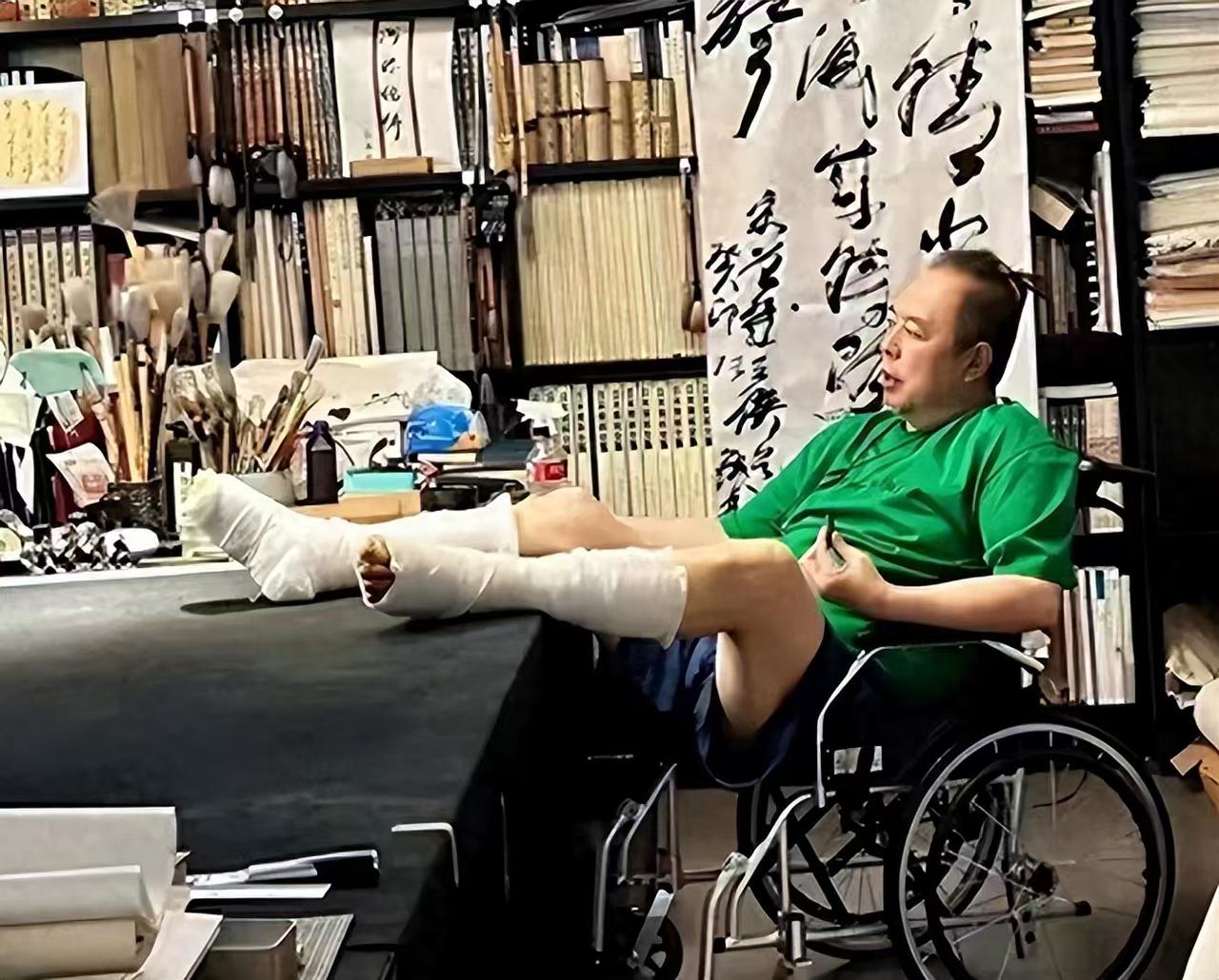 68岁的张铁林坐轮椅的照片又翻出来了，一堆人骂他是报应照片是三年前他腿上动手