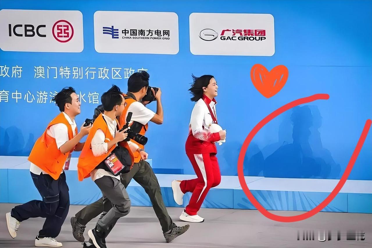 全红婵你好让我“失望”！你跑什么跑让记者拿着“长枪大炮”跑着追你这画