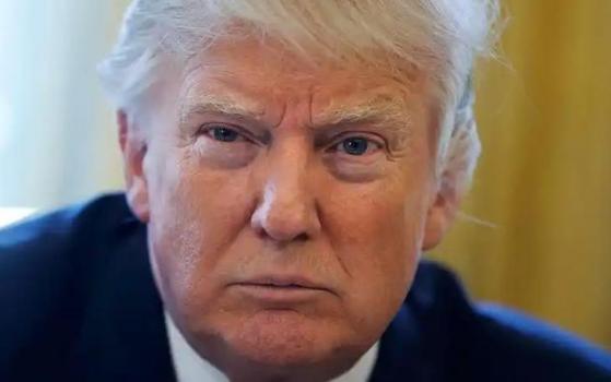 给了台阶还不下，那就干脆别来了！英国媒体突然放出风声称，中方向美方亮明态度：一旦