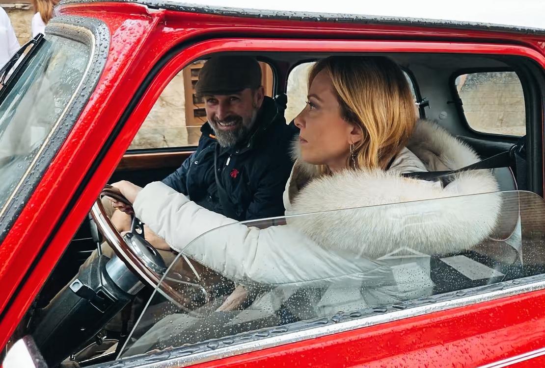 梅洛尼驾驶的车子看上去挺特别啊！梅洛尼这是驾驶的什么车子呢？梅洛尼穿着厚厚的