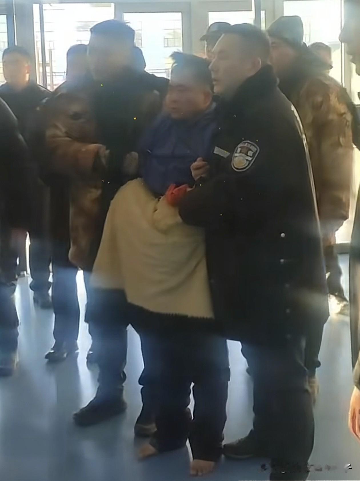 可算抓到了！长岭34岁的姚远跑到了隔壁县，躲在一户居民家的空房子里，被人发现时还