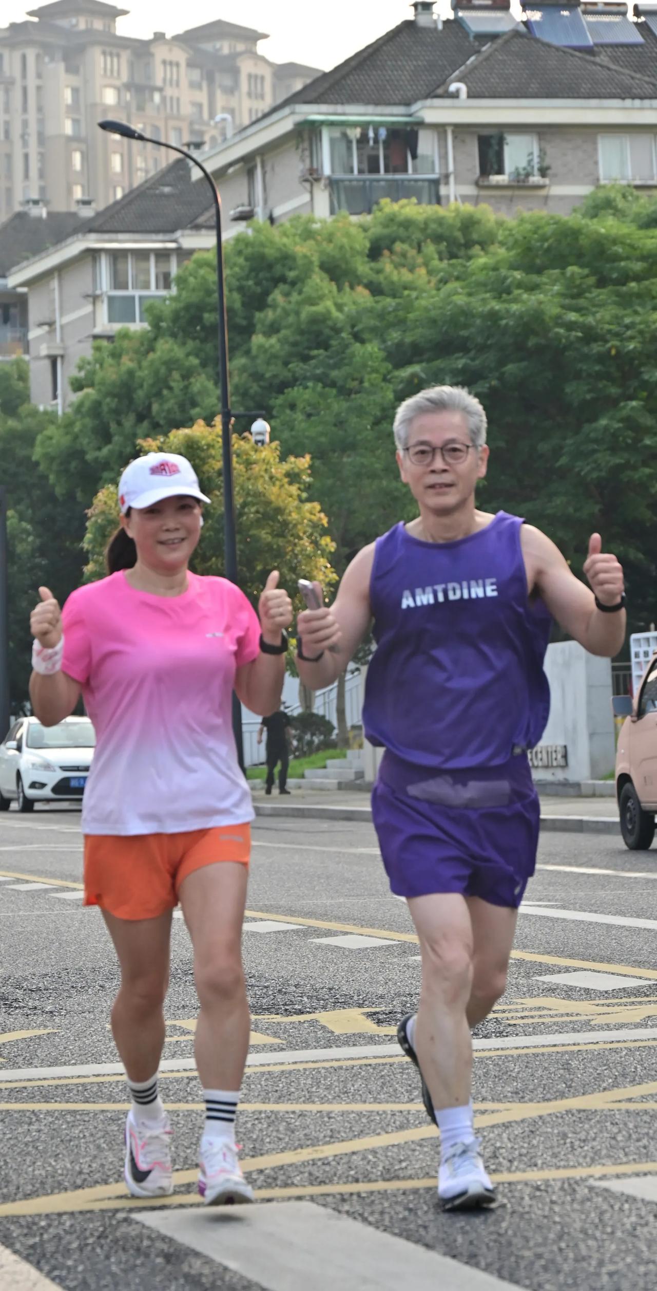 室外运动更多，跑步30年，累积跑量7万多公里，晒不黑，基因吧[握手][握手][握