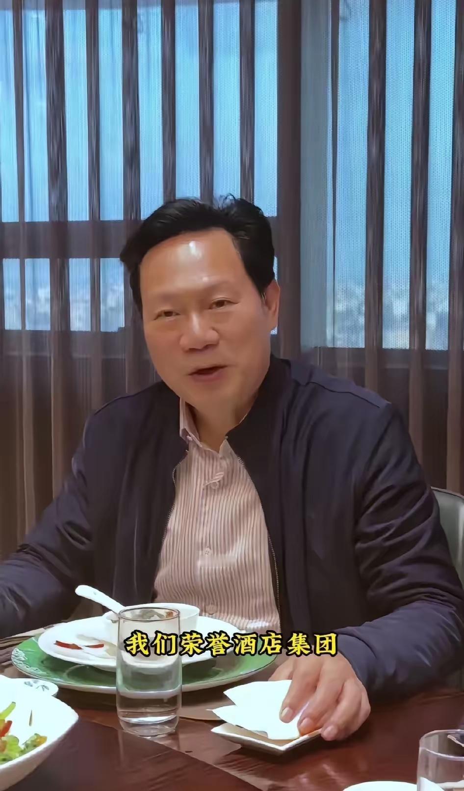 这是泉州地区的一位大老板，叫胡连荣，开酒店的，荣誉酒店就是他开的，荣誉酒店是泉州