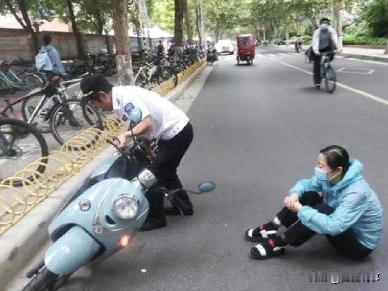 湖南岳阳，女子骑电动车正常行驶，突然被地上的油污滑倒，摔成十级伤残，事后女子找负