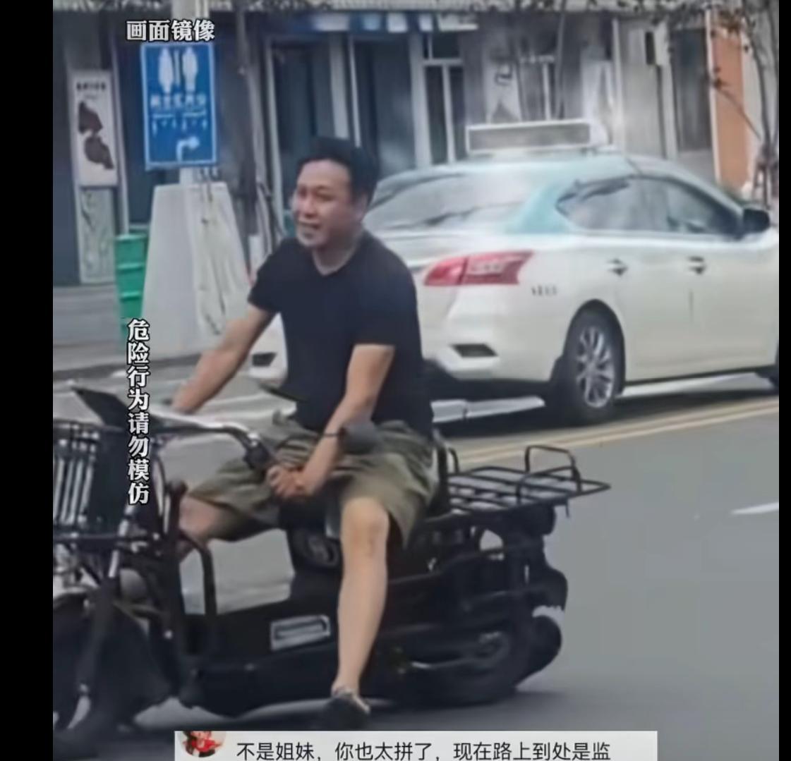 坏种一个！8月26日，事发内蒙古呼伦贝尔街头，一名男子骑着电动车，在行驶过程中