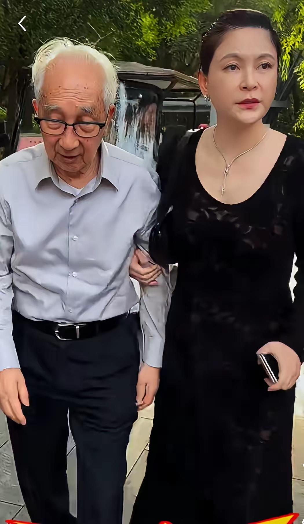 男的看上去已经是老态龙钟，搀扶着他的中年女子，据说是他的夫人，两人看上去怎么说都