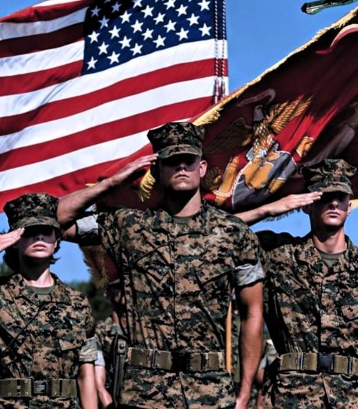 一名美国大兵怒火中烧地说：“我是美国军人，我知道现在的东方大国很强大，我们不可能