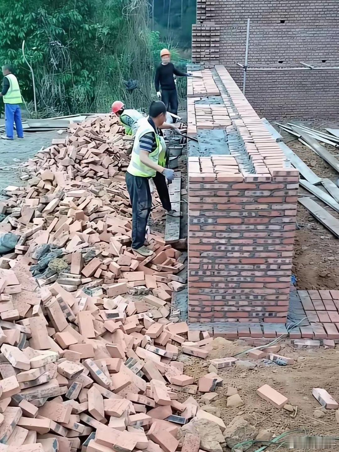 不懂就问，农村私房的墙砌这么厚，最起码造几层楼？