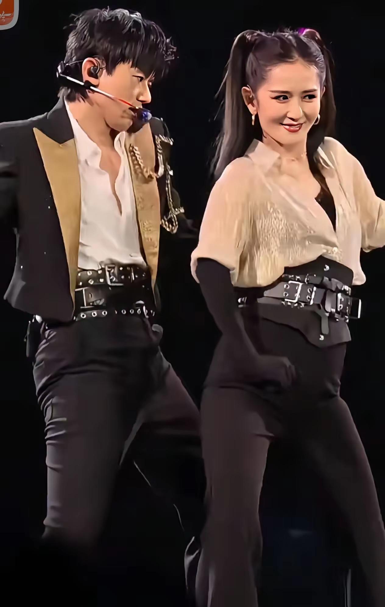 张杰演唱会那幕，看傻了不少人。全场数万人跟着他喊“谢娜”，声浪差点掀翻体育