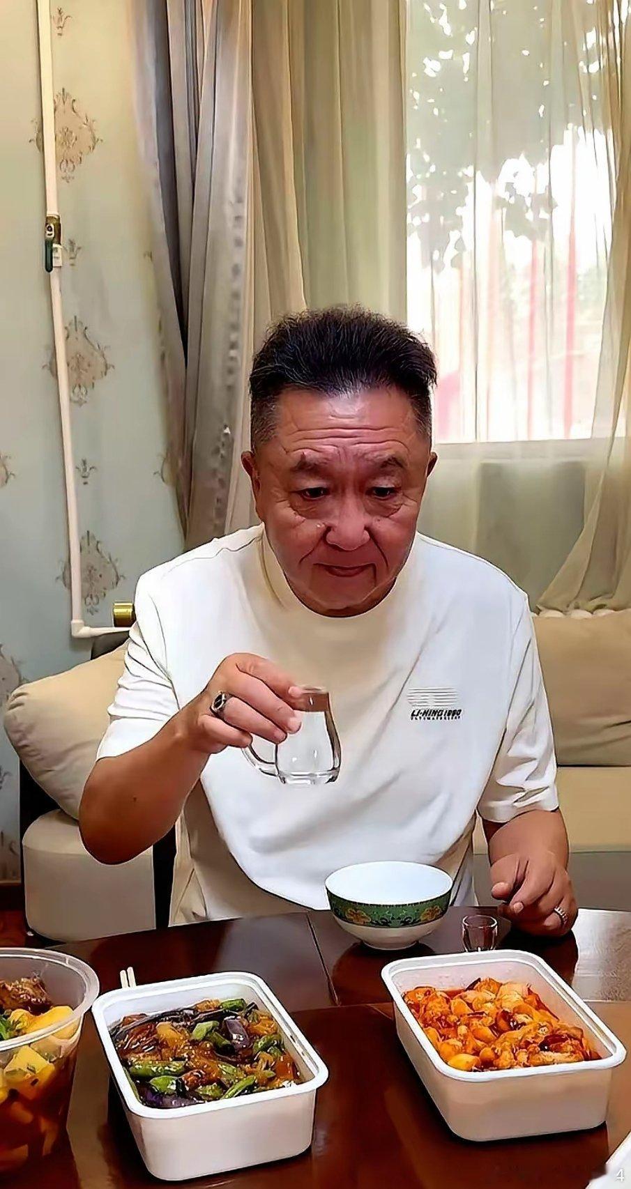 于谦这顿酒，算是把“酒桌潜规则”给撕了。别人喝酒，一碟花生米，一盘拍黄瓜，意思意