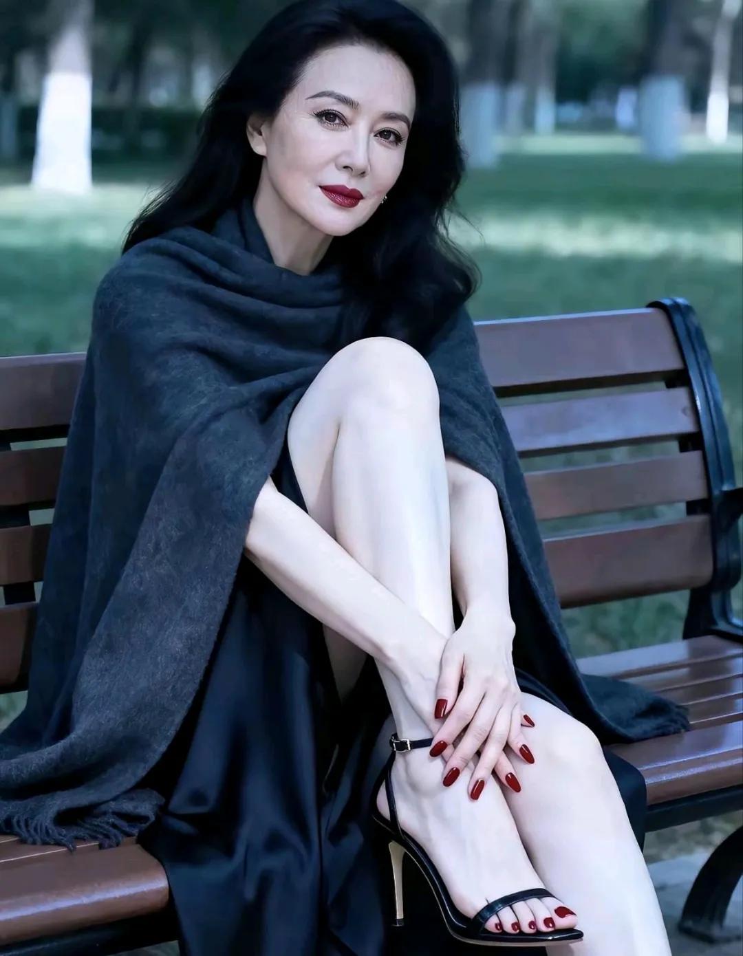 不论多大年龄了，年轻时候绝对是个大美女。成熟女人味