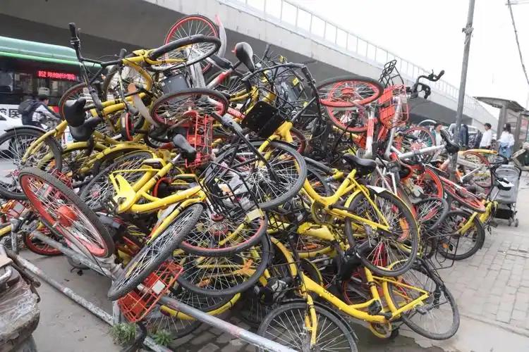 偷鸡不成蚀把米！陕西西安，一男子听说共享单车“无人看管”，一时冲动叫上3个同伙，