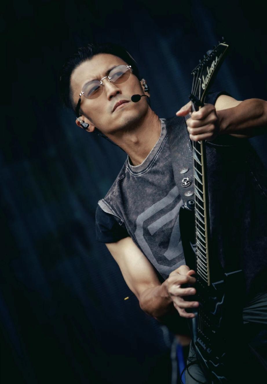 谢霆锋武汉演唱会彩排造型曝光，喉结那么明显胡子也多，看着疲惫了，不过他的体能挺好