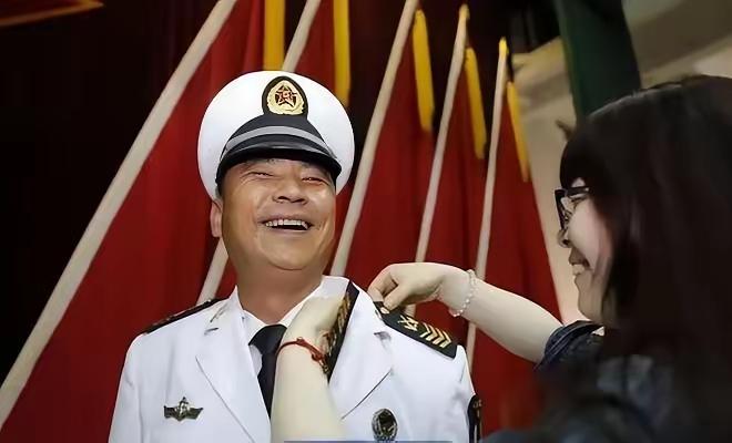 “兵王”为何如此开心，这个笑容一看就是发自内心的，脸上洋溢着幸福的笑容，因为