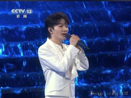 全运会上，周深与单依纯演唱《天海一心》令人陶醉。周深一开嗓：“一滴水，一滴一