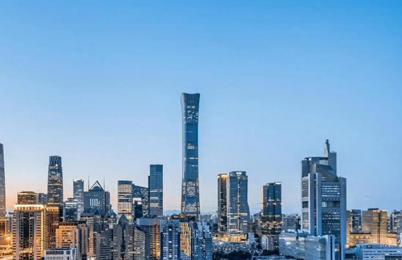美国现在担心的不是中国迎头超越，而是中国选了一条与美国完全相反的道路，现在的中国