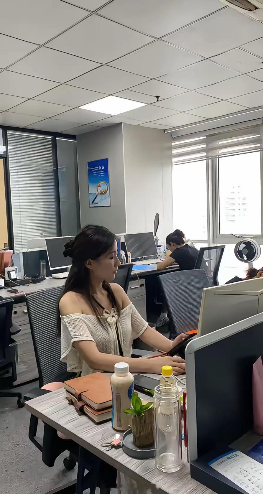 强烈建议老板不要聘用这样的员工，这哪是来上班的。大热天的，本来就容易上火，这是来