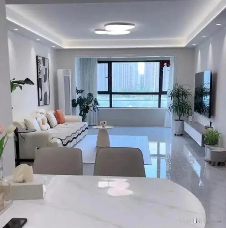 广西南宁，男子打算将房子卖了，他和中介约定：房屋底价240万，超出部分全部作为中