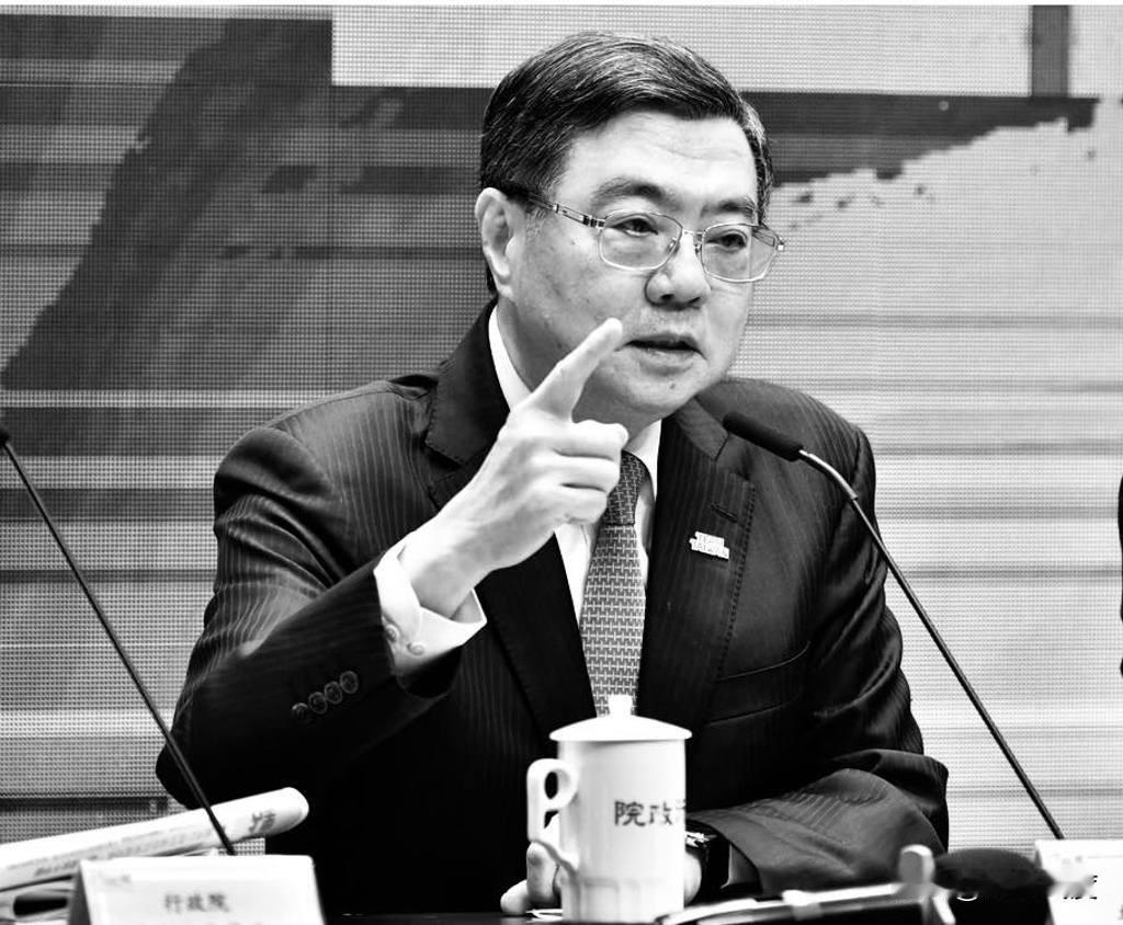 惊！卓荣泰深夜PO黑白照发极度危险信号，赖清德当局向法西斯道路开始极速狂奔，蓝白