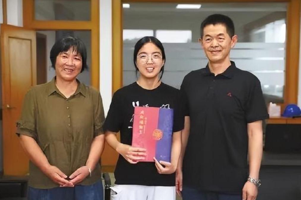 浙江1女大学生，每月准时收到1000元陌生转账，4年后，她考上复旦大学研究生，辗