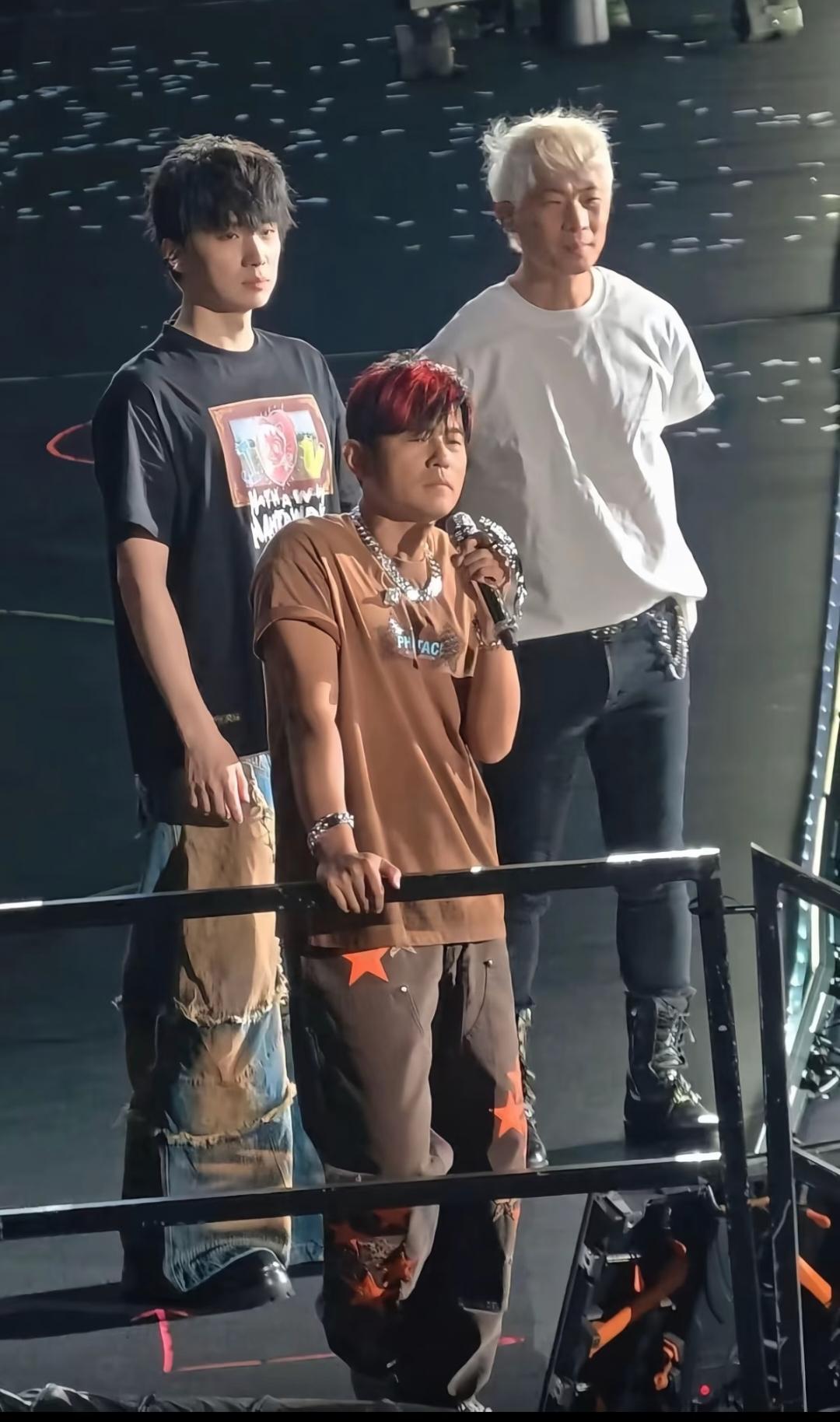 青岛演唱会周天王的点歌环节，不知道怎么就被这大姐抽中了，这大姐差点就从她婴儿时期