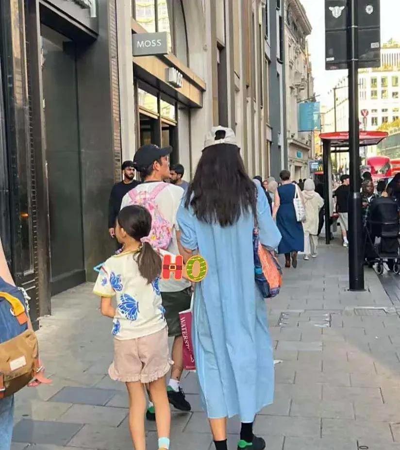 秦舒培带女儿现身伦敦，母女俩身材好到令人惊艳，陈冠希晒全家幸福照！