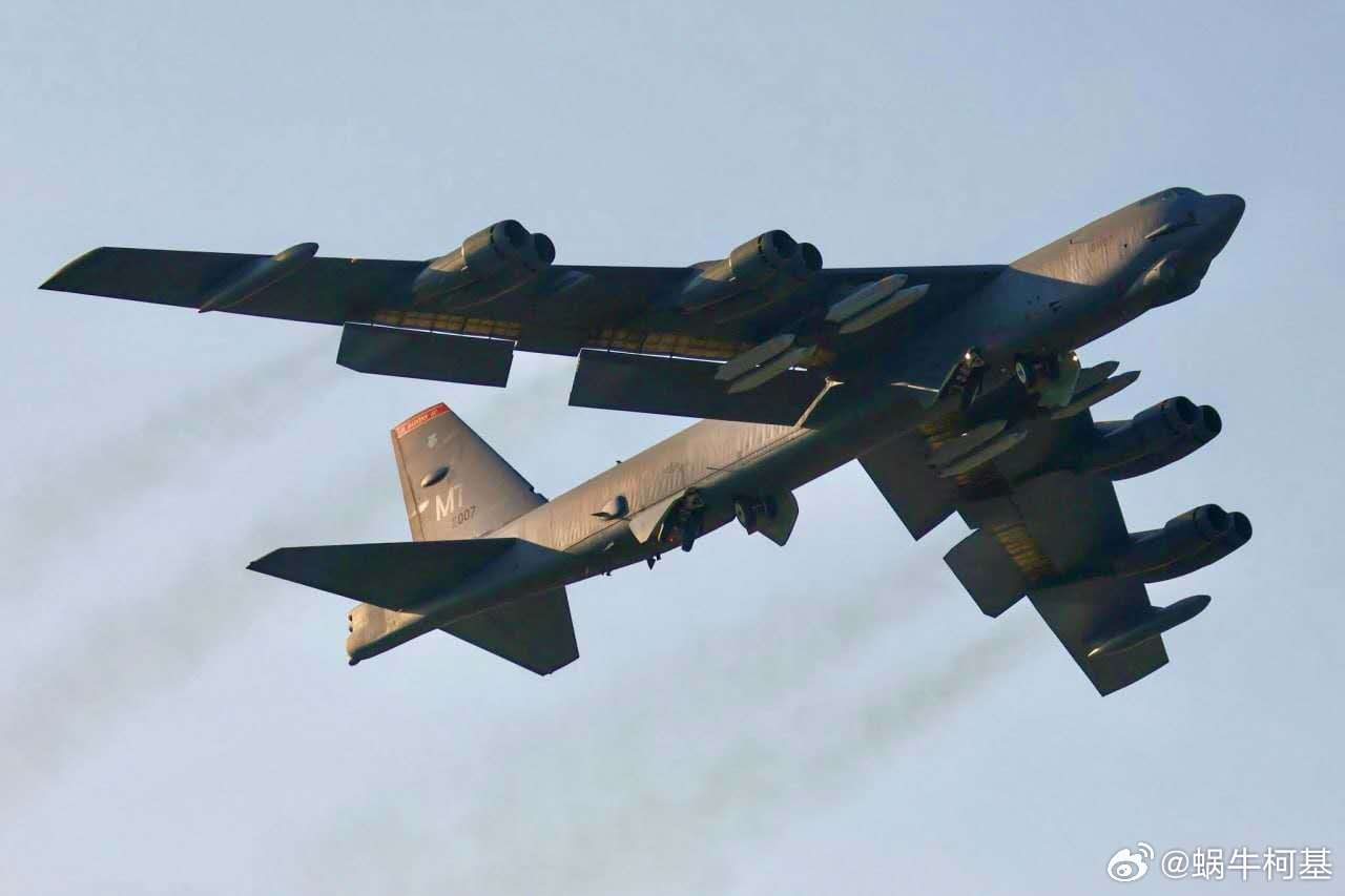 有人发现更多装备了AGM-158JASSM的B-52H轰炸机飞越英国，飞