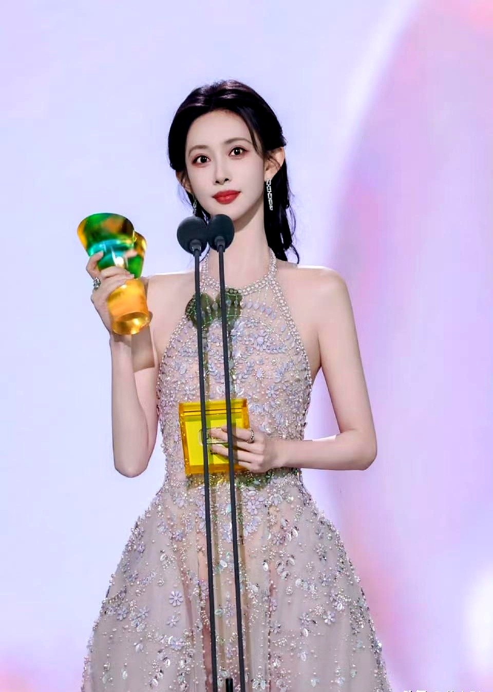 星光大赏摔倒，竟成了爆款剧预言？孟子义这姐，真的绝了。2025年1...