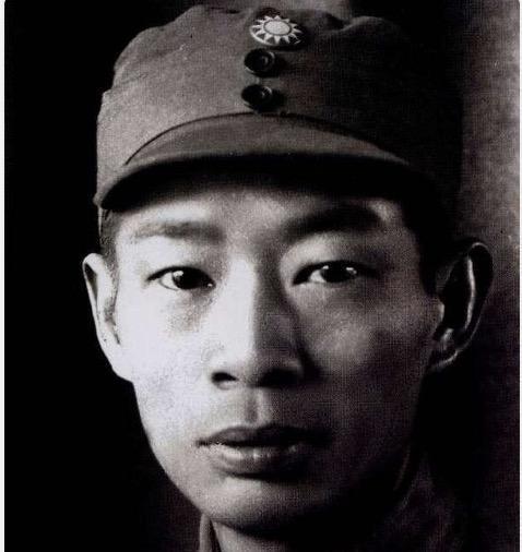 1941年3月，副军长项英等人被困在蜜蜂洞。晚上，项英和副参谋长周子昆在洞内下棋