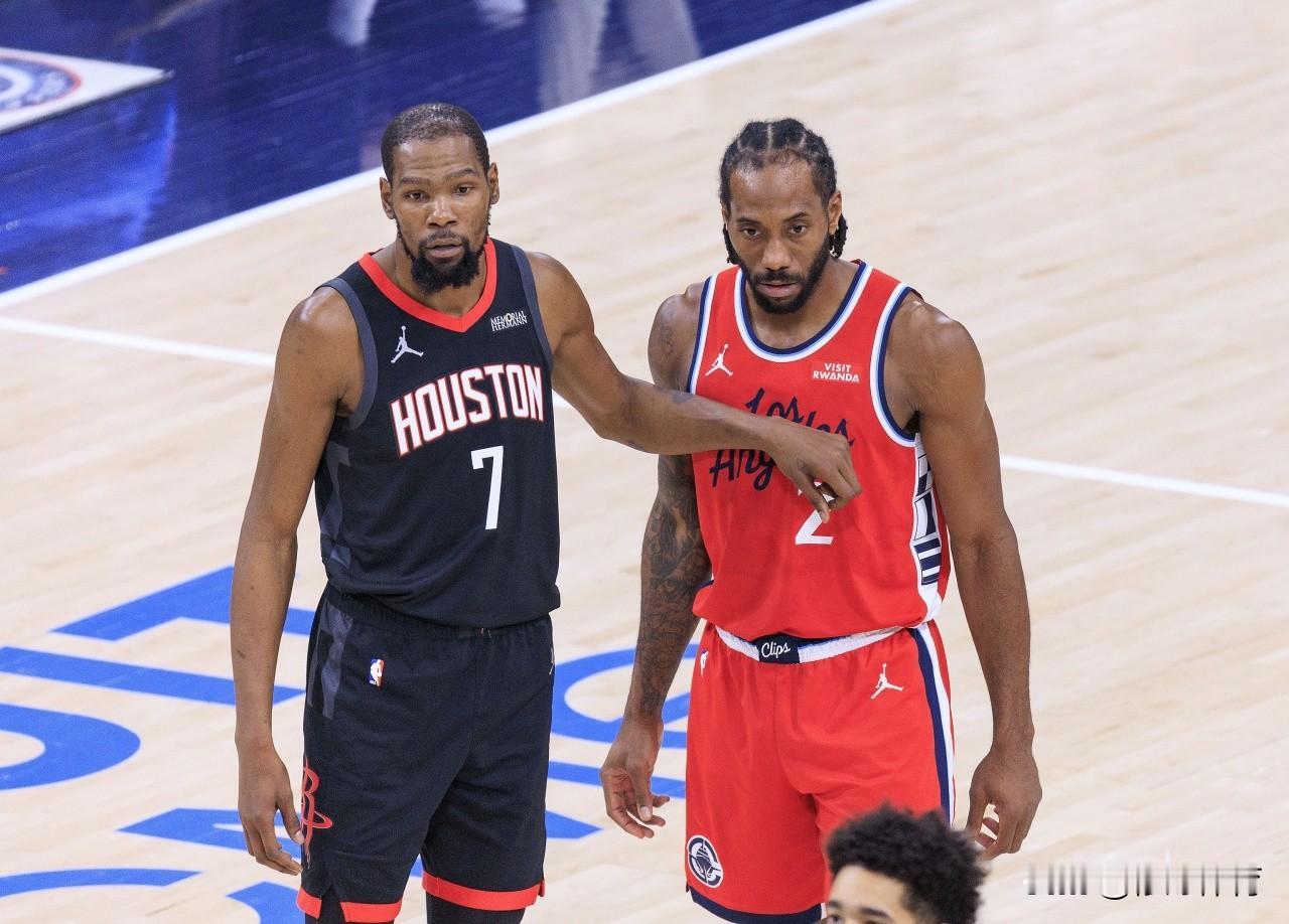 说实话，伦纳德这个赛季的数据比杜兰特还要好一点！1、得分：伦纳德27.9分＞