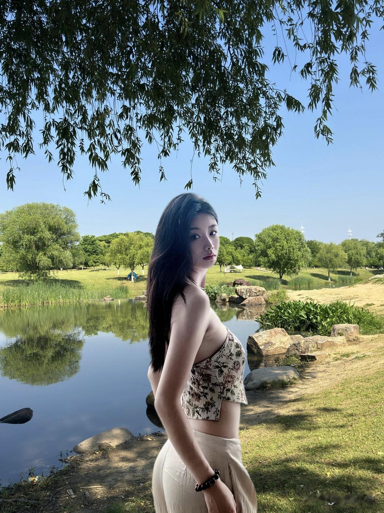 夏日公园漫步，绿意盎然，清新自然