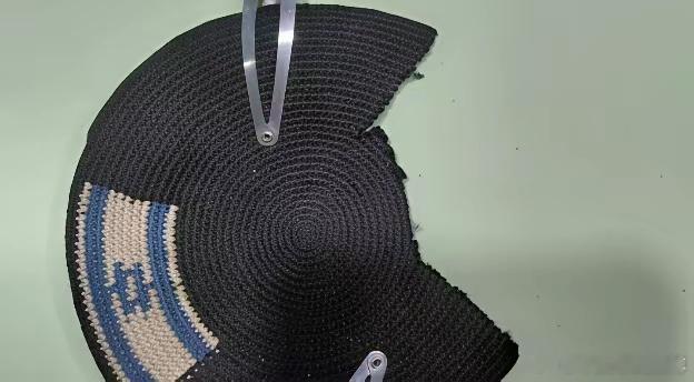 一名自由派犹太人因佩戴印有以色列和巴勒斯坦国旗的犹太小圆帽（Kippah，“基帕