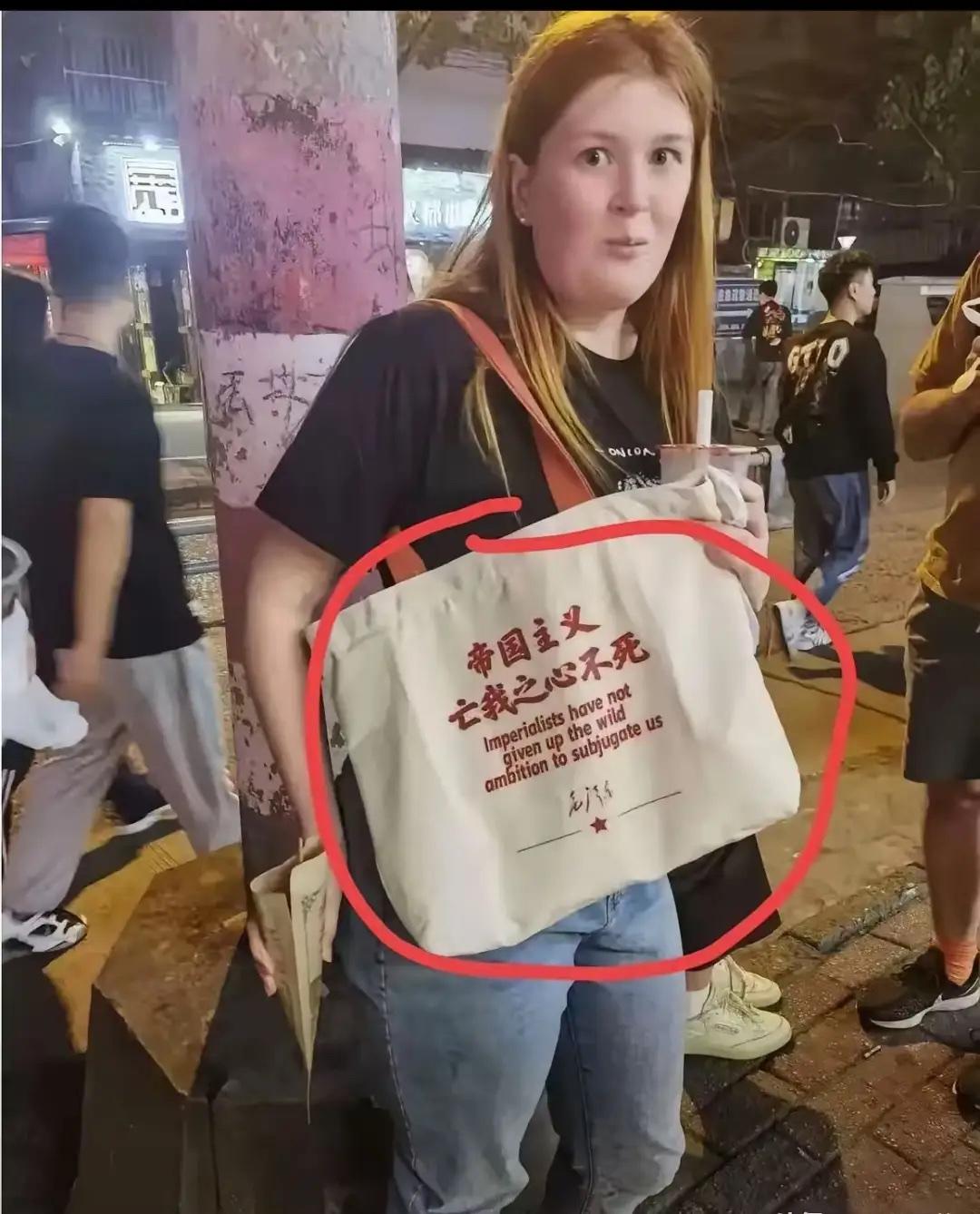 我感觉她是故意的，就算不懂中文，下面也有英文。