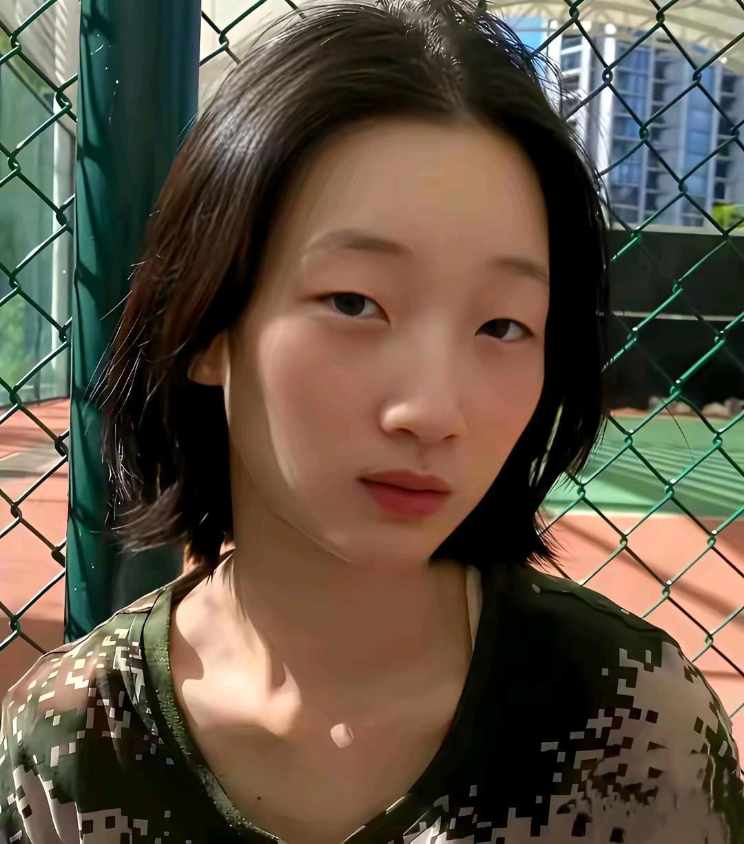 张艺谋挑2年筛6000人，凭啥被说她：长相一般？刷到有人嫌周冬雨“长得普通”