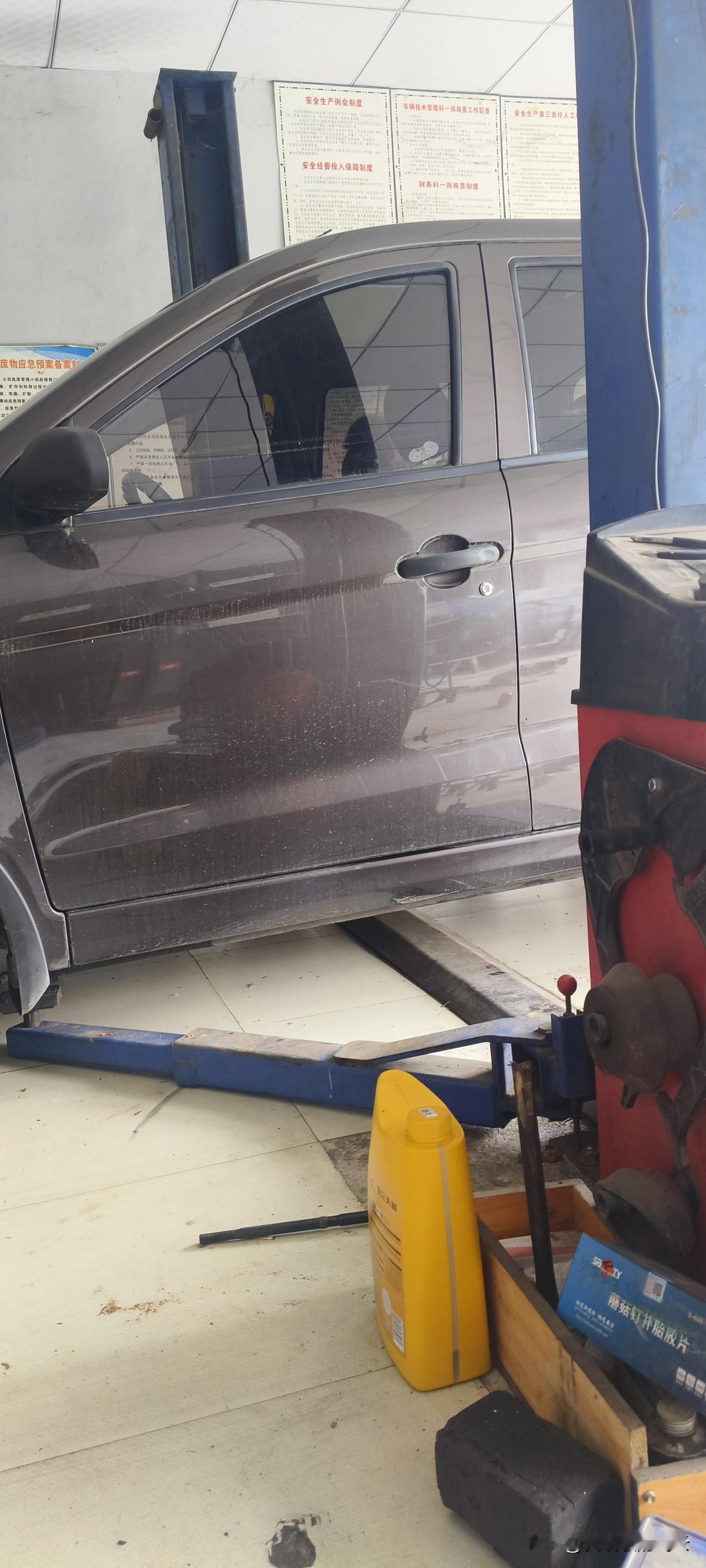 今天没上班休息，正好把我的小车开去汽修店保养换机油。现在是一年保养一次，由于