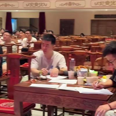 【相声演员冯照洋在德云社的地位】近日，相声演员冯照洋以德云社教导副主任的身份出