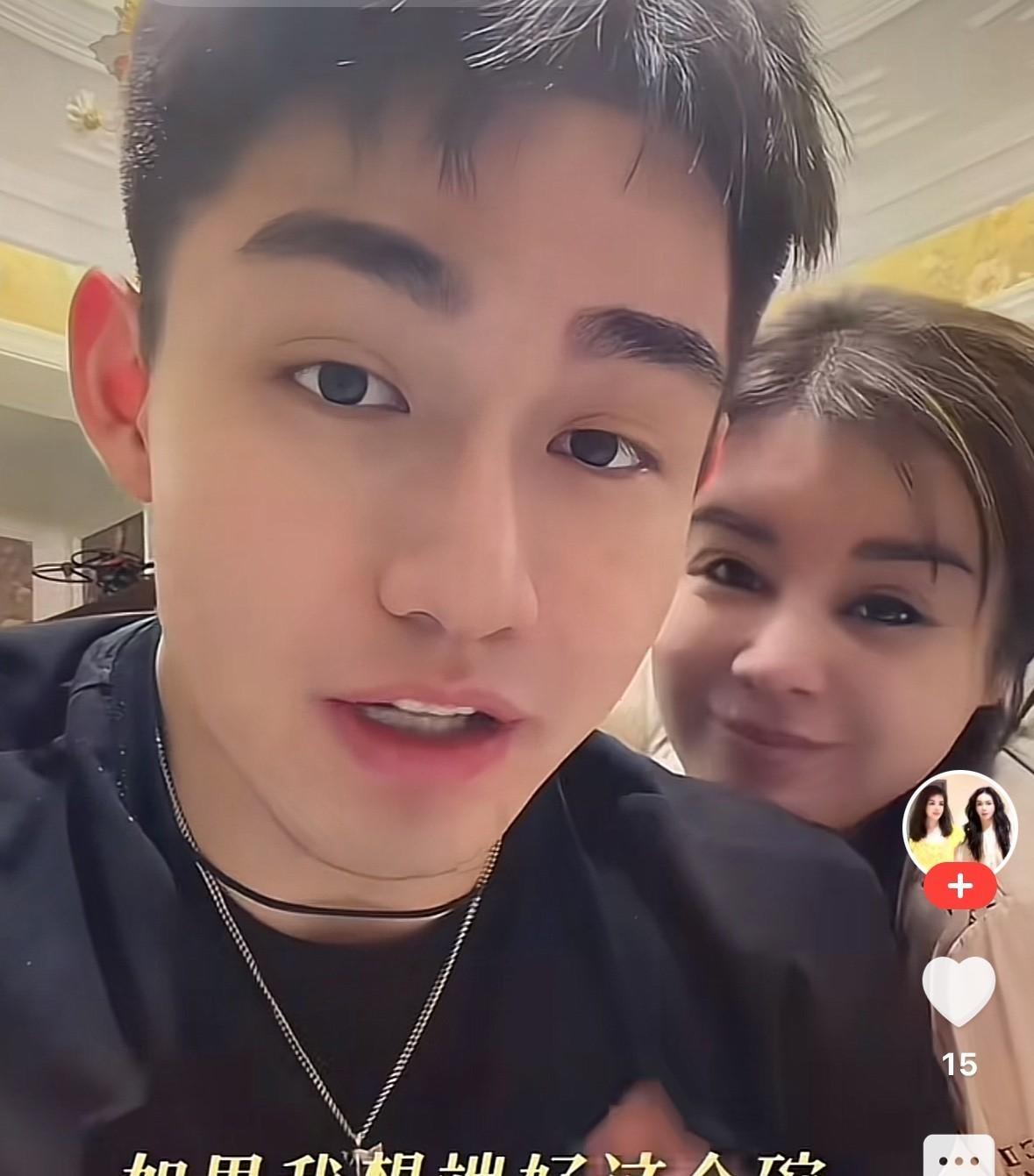 于文红的小男友任任在直播间里直接喊话：我不玩心眼，要靠直播自己挣钱。这话一出，