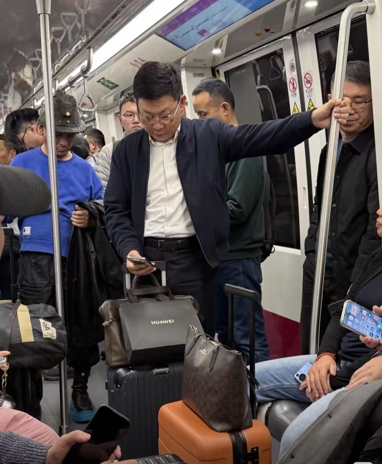 1月14日，有网友在地铁上偶遇了余承东，低调挤地铁出差，车厢里拥挤，他安静站在人