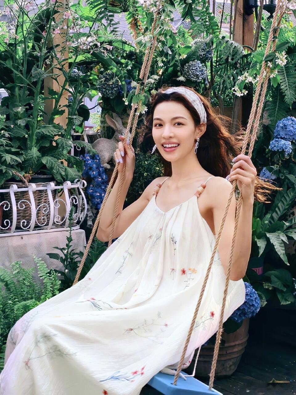 这配饰有点人设在身上怪不得钟姐能吸引帅哥呢，新代言也太美了。跟着钟楚曦学穿搭，
