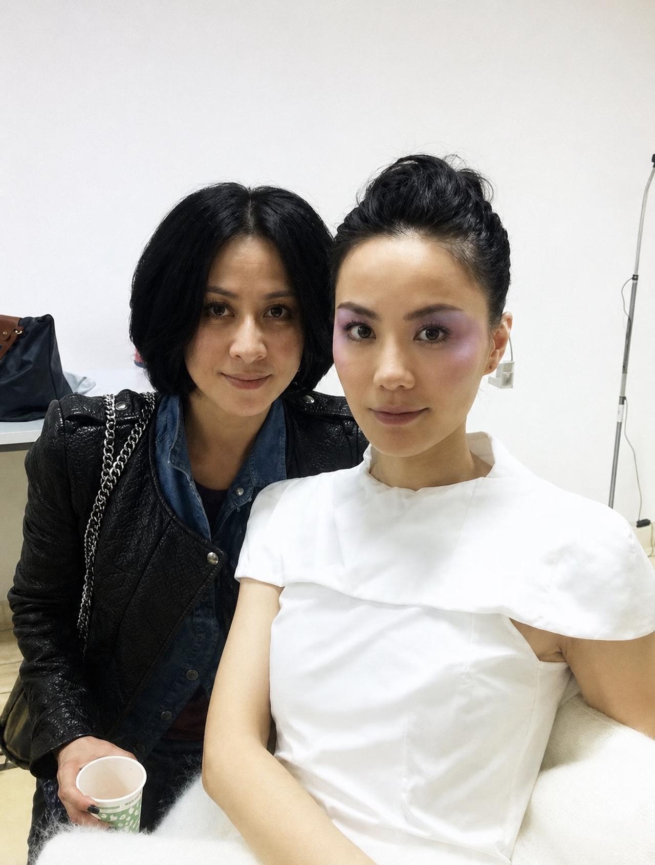 2011年，王菲在香港开演唱会，她与好友刘嘉玲在后台合影。王菲与刘嘉玲在香港